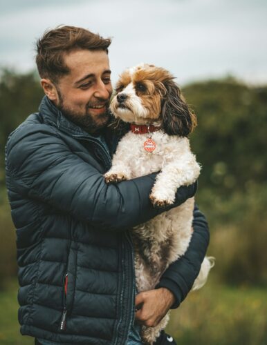 Man holding a cool dog